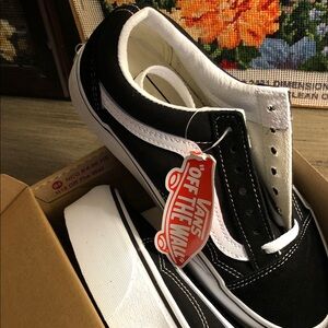 Vans Women’s Old School Black and White